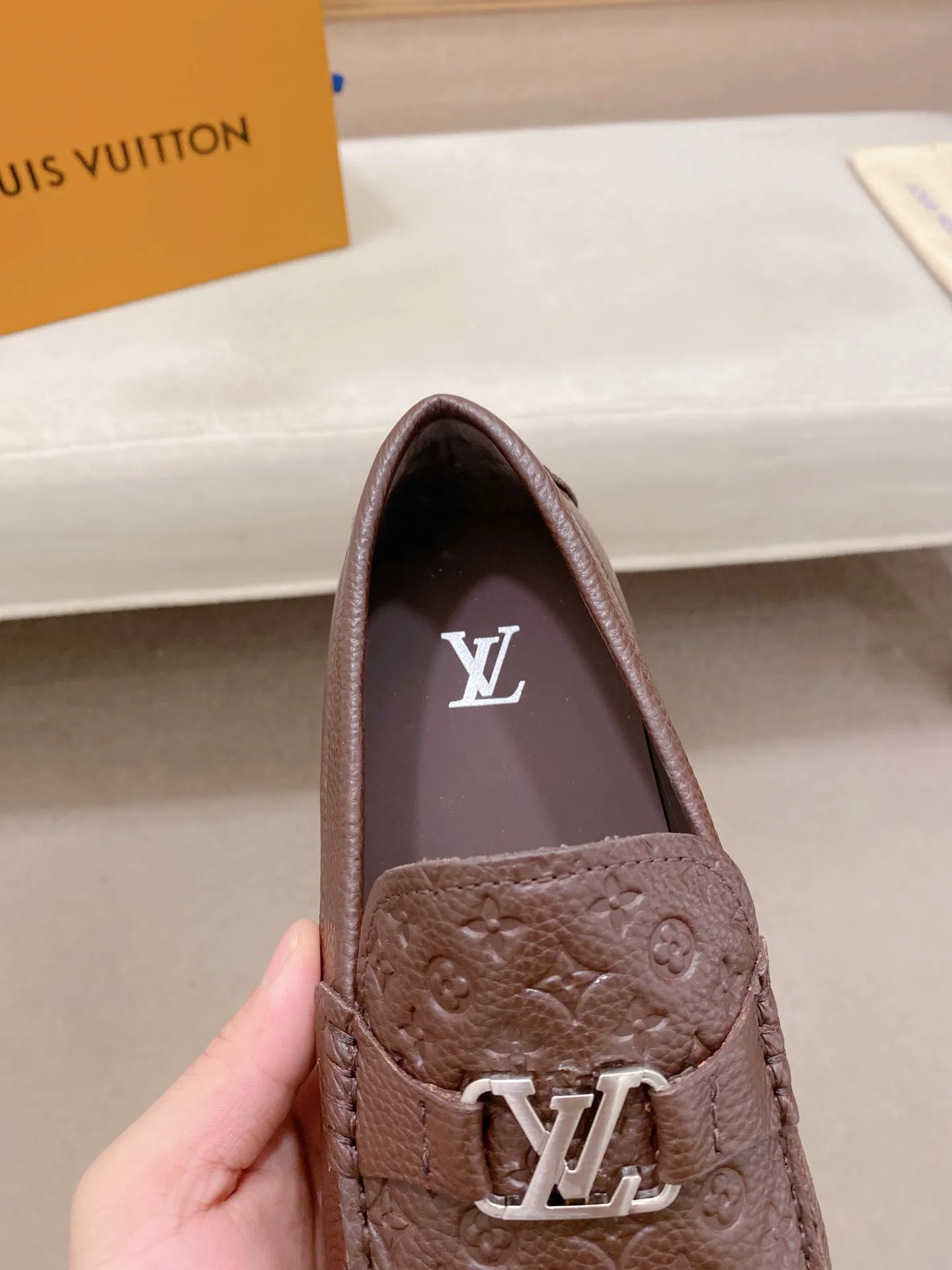 Factory price: 500💰High-end quality! LV 🆕🆕Exclusive hot-selling products in stock🔥🔥New products on the shelves, high-quality Ferragamo men's pea shoes, high-end casual driving shoes, with complete packaging! 💪 💪 Material: imported pebbled first-layer cowhide 🐂 + imported high-quality buffalo leather lining + wear-resistant outsole 👍🏻👍🏻 Features: high-end and comfortable, purely handmade 🚀 🚀 Create the perfect shoe that suits you best 🔥 🔥 Size: (38-44) 45 standard size can be customized!